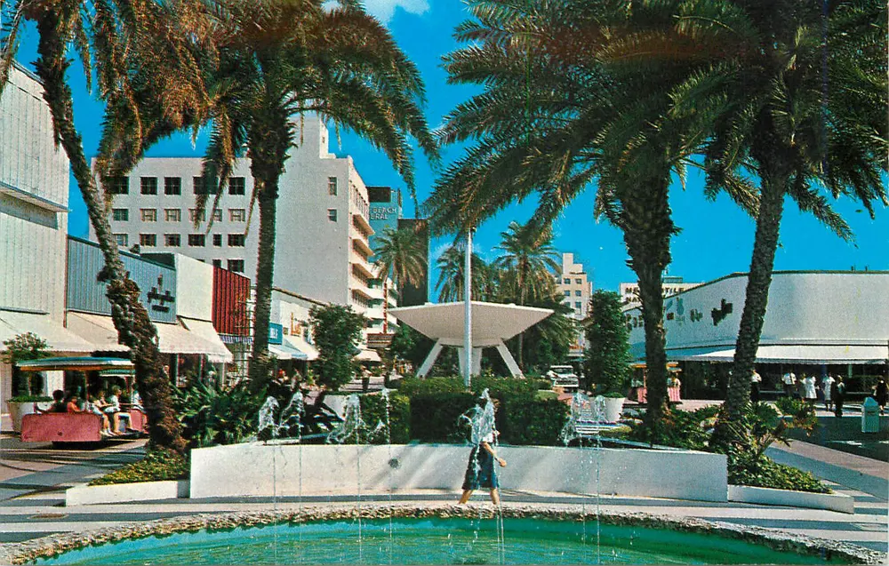 Lincoln Road Mall — Miami Beach — Photo by Frank Boran - Recto