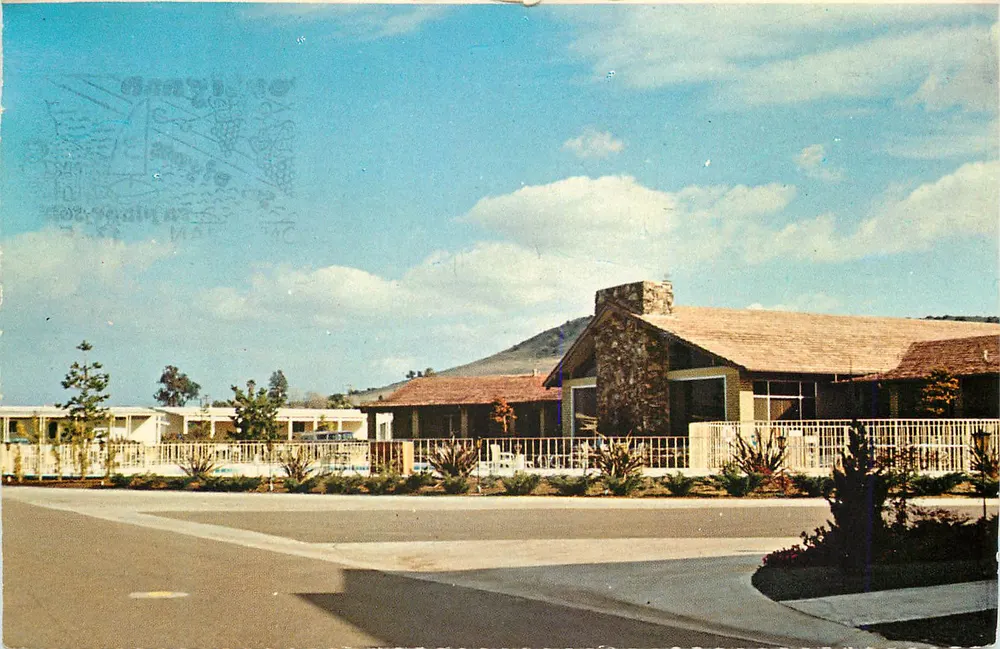 Meadowbrook Mobile Home Estates — Clubhaus und Einrichtungen — Plastichrome von Colourpicture, Boston, Mass. 02130 - Vorderseite