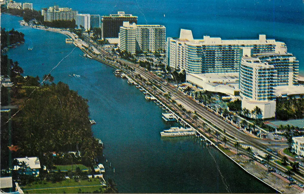 Hotels entlang des Indian Creek und der Atlantikküste, Miami Beach, Fla. — #7021 — Verlag AA TARD CO. - Vorderseite