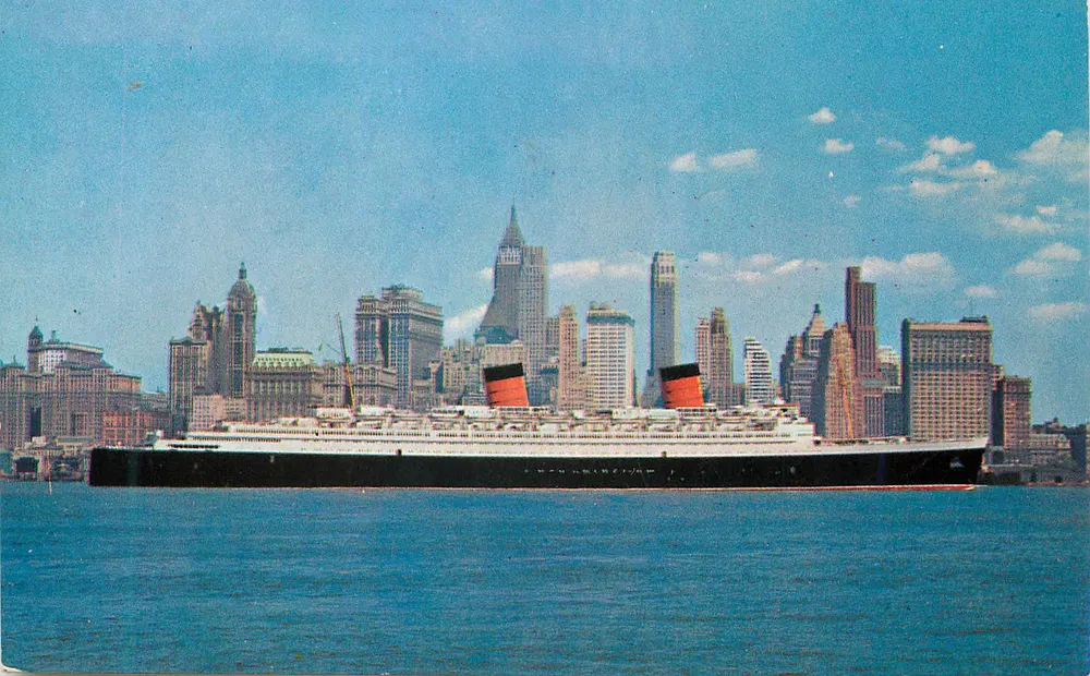 S.S. Queen Elizabeth — vorbei an Lower Manhattan — Manhattan Post Card Co. P3866 - Vorderseite
