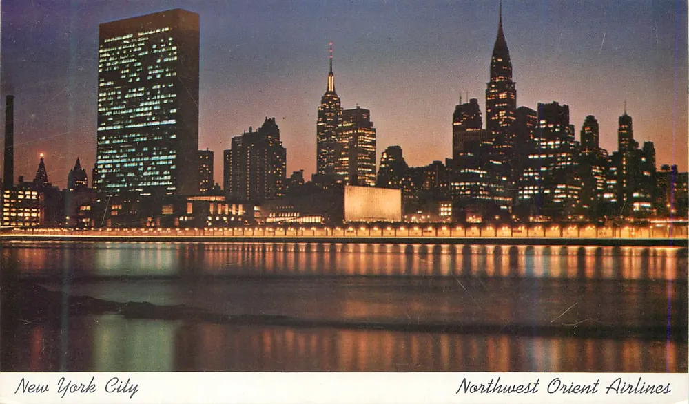 Nova York — skyline noturno com a sede das Nações Unidas — Northwest Orient Airlines - Frente