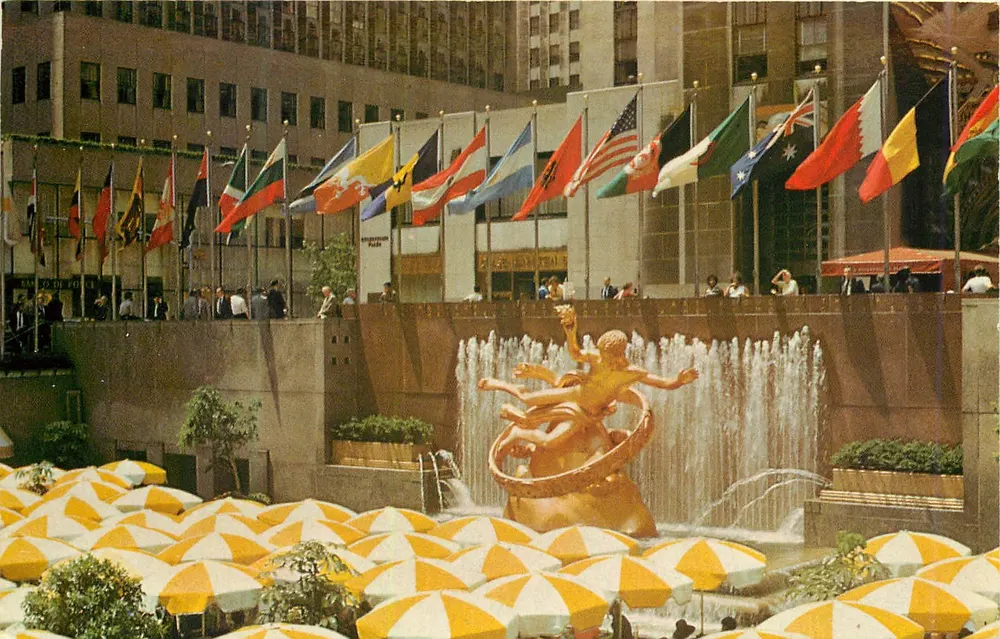 Rockefeller Center — Outdoor Restaurant — Statue de Prométhée — H.S. Crocker Co. K-162 - Recto