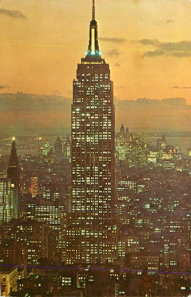 Empire State Building — à l'heure du crépuscule — Dexter Press, Inc. NY-93 - Recto