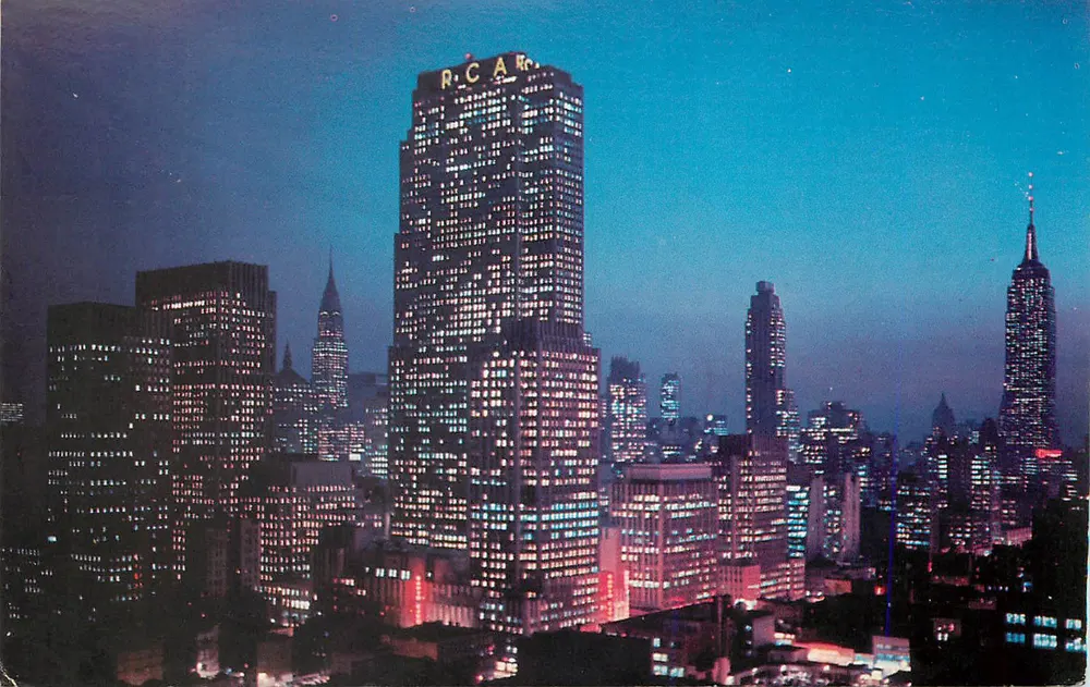 Vue nocturne de Midtown Manhattan — R.C.A. Building et Empire State Building — Dexter Press, Inc. - Recto