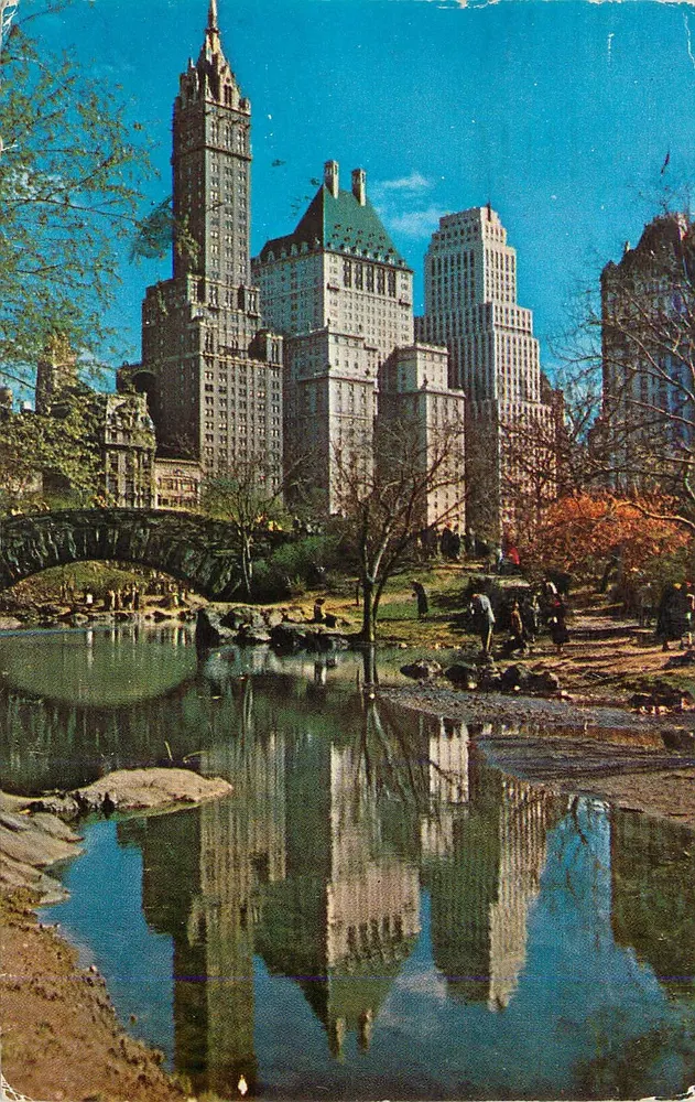 Central Park — Vue du lac avec reflets — Fifth Avenue Hotels from Cent. N.Y. Co., Inc. MP106 - Recto