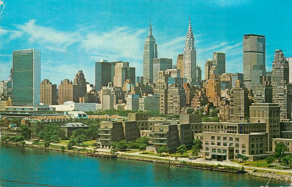 New York City — Skyline de Midtown Manhattan con la isla Welfare y el Chrysler Building — Manhattan Post Card, Inc. - Anverso