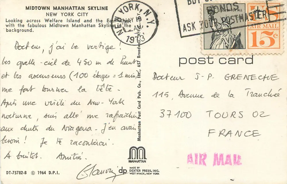 New York City — Skyline de Midtown Manhattan con la isla Welfare y el Chrysler Building — Manhattan Post Card, Inc. - Reverso