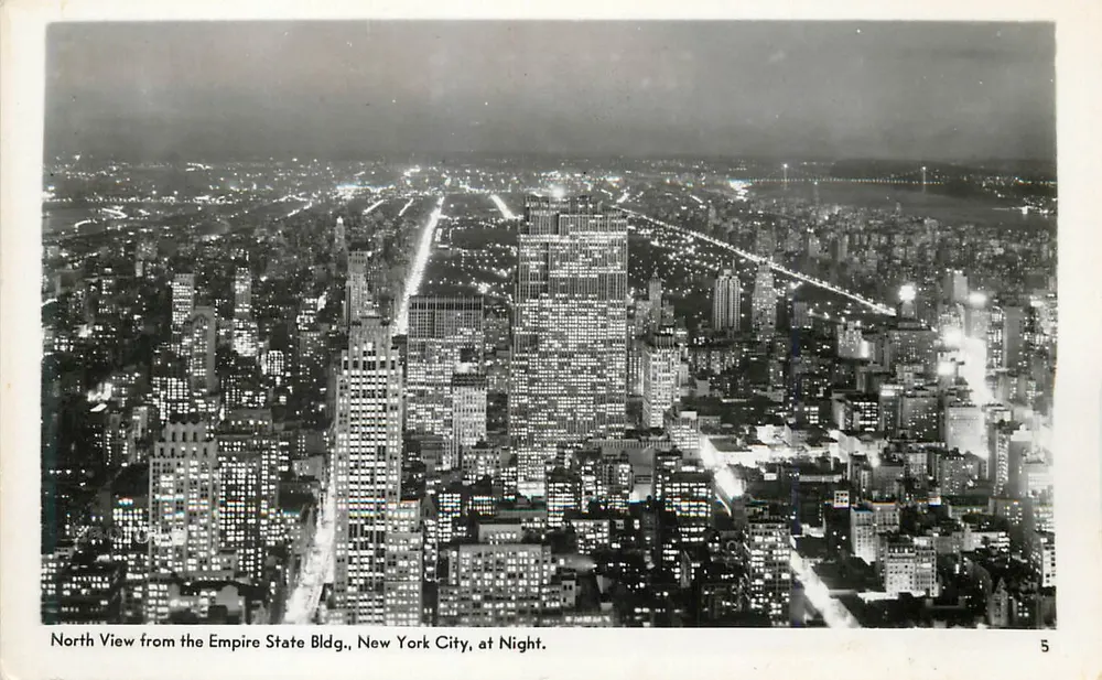Vue Nord depuis l'Empire State Building — New York City, nuit — éditeur inconnu, n° 5 - Recto