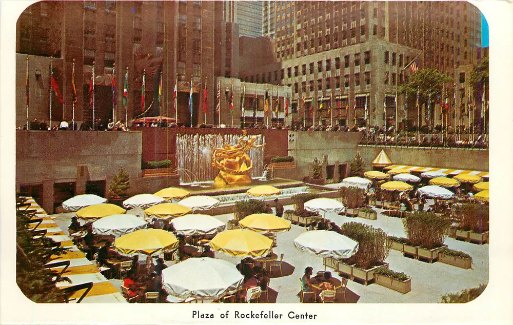 Plaza of Rockefeller Center — Blick mit Brunnen und Sonnenschirmen — Verlag nicht sichtbar - Vorderseite
