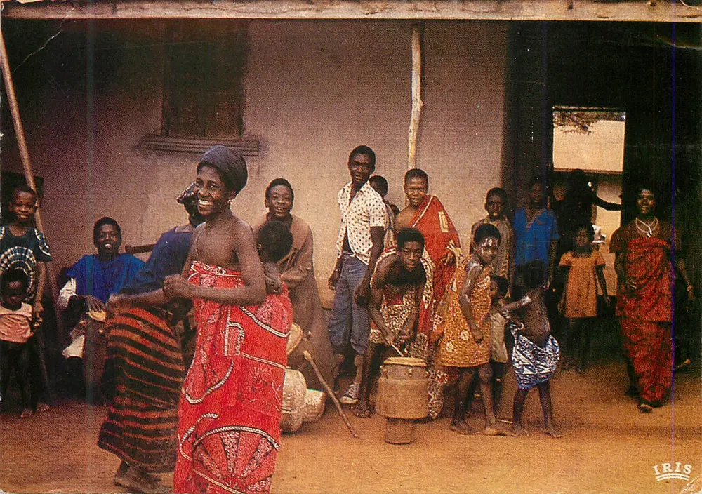 Danse folklorique au village — Afrique en couleurs n°8219 — IRIS EXPORT - Recto
