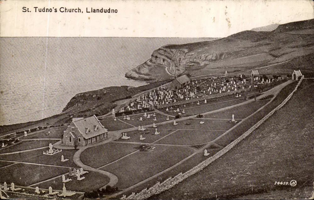 St. Tudno's Kirche, Llandudno — luftige Ansicht des Friedhofs und der Kirche — Verlag AL, Nr. 74459 - Vorderseite
