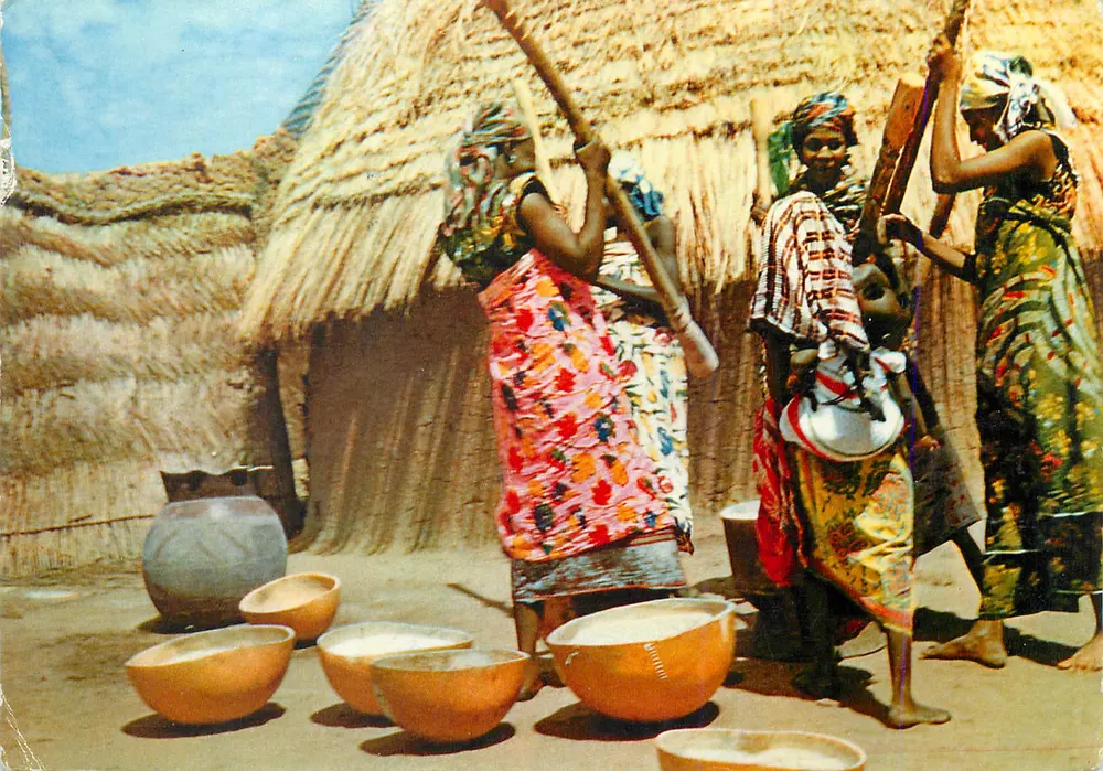Frauen, die Maniok mahlen — Ghana — Foto Joan Ray - Vorderseite