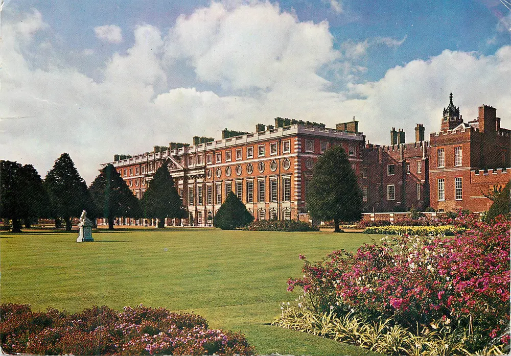 Hampton Court Palace — Ansicht aus nordöstlicher Richtung — George Pulman & Sons Ltd. n° P.26 - Vorderseite