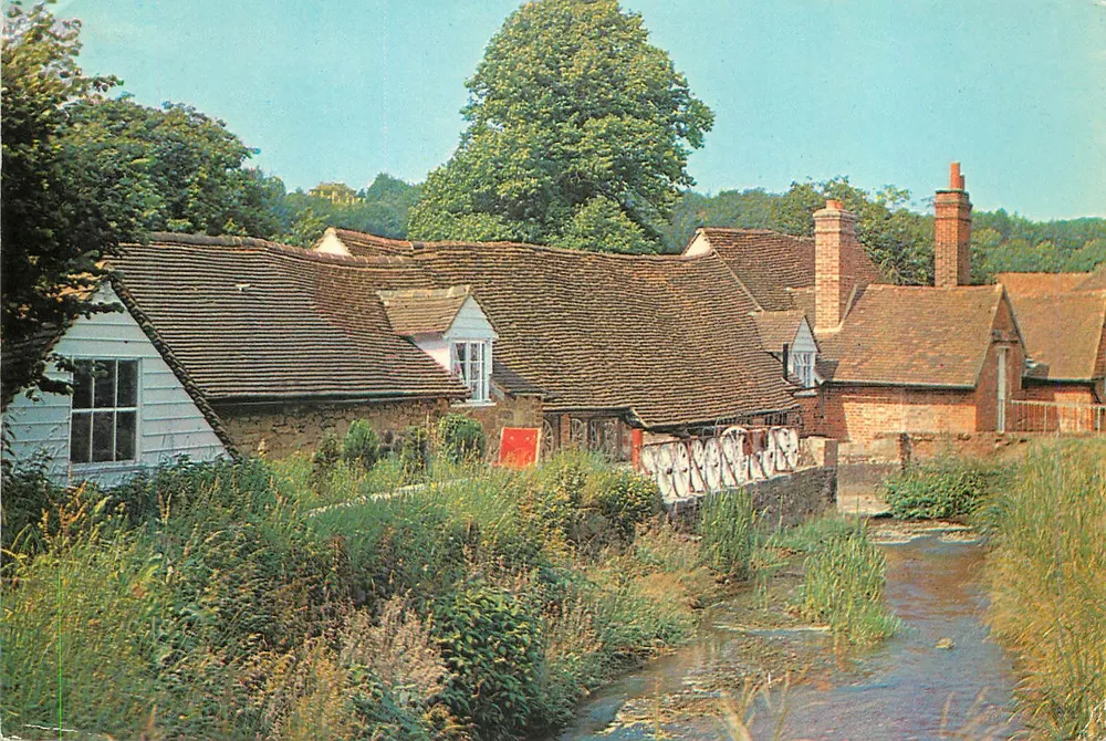 Gomshall Mill, perto de Guildford, Surrey — vista da ribeira e dos edifícios — Photo Precision Limited, PT5104 - Frente