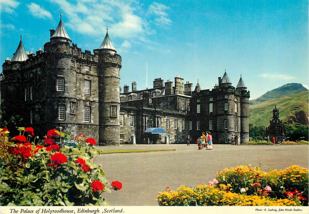 Il Palazzo di Holyroodhouse, Edimburgo, Scozia — Foto E. Ludwig, John Hinde Studios - Recto
