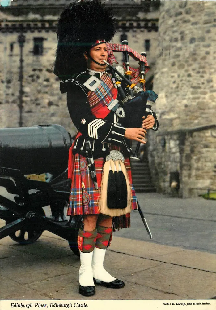 Edimburgo, o Pípere, Castelo de Edimburgo — Foto E. Ludwrig, John Hinde Studios - Frente