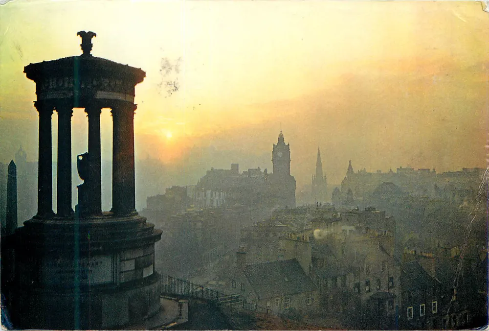 Zonsondergang boven Edinburgh — uitzicht vanaf Calton Hill — J. Arthur Dixon Studios - Voorkant