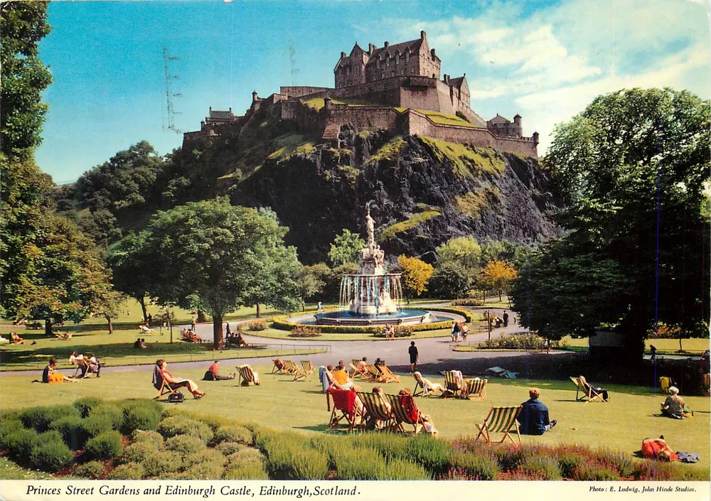 Princes Street Gardens und Edinburgh Castle, Edinburgh, Schottland — Foto: E. Ludwig, John Hinde Studios - Vorderseite