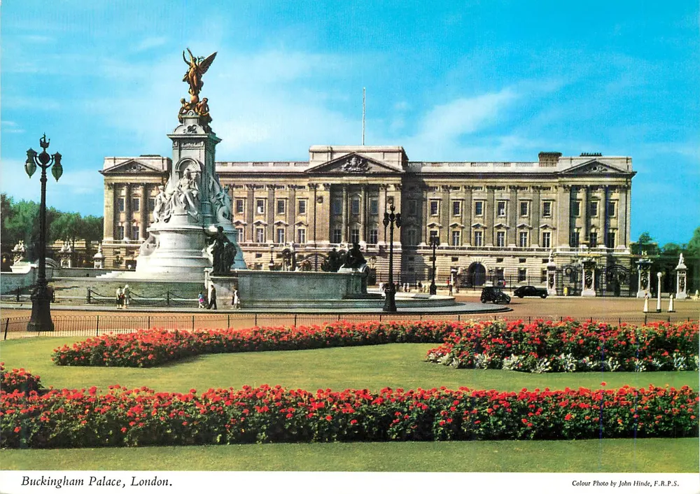 Palácio de Buckingham, Londres — vista com o monumento da Vitória — foto colorida por John Hinde, F.R.P.S. - Frente