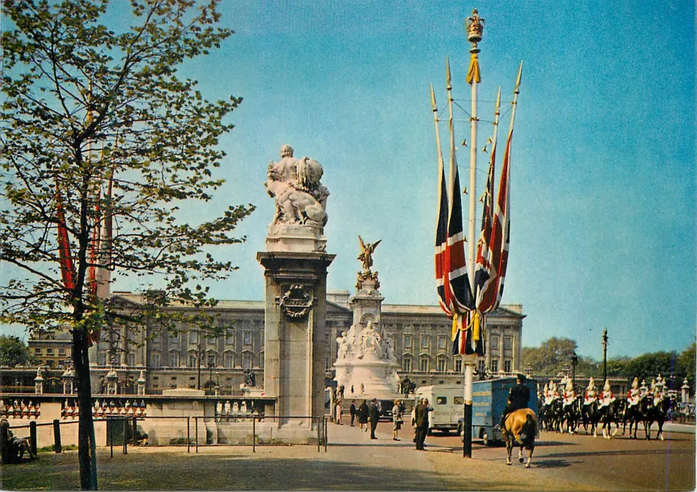 Leibwachten in The Mall — Paleis van Buckingham in de achtergrond — J. Arthur Dixon, Lon 6421 - Voorkant
