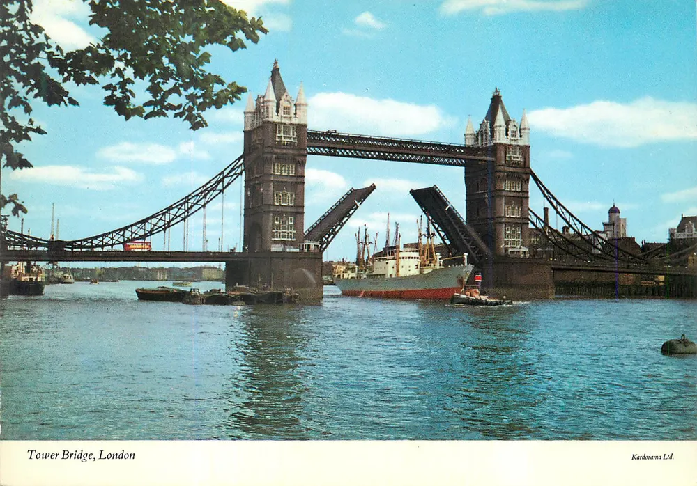 Ponte Tower, Londres — vista com barco passando — Kardorama Ltd. - Frente