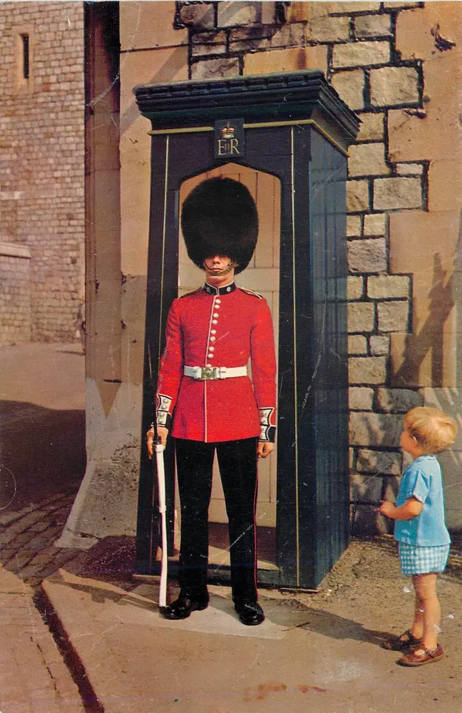 Guarda de Pés Descalços, Londres — guarda de pés descalços em uniforme vermelho e bebê — editor CC15378 - Frente