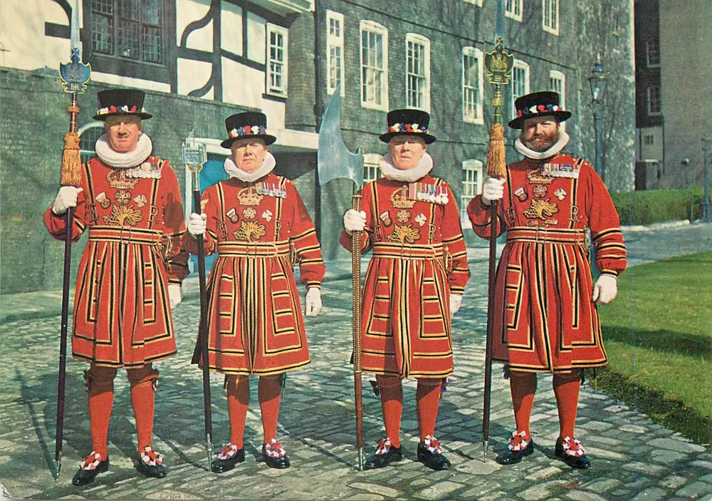 Tower of London — Yeoman Warders in Ceremonial Dress — © Crown Copyright 1968 - Vorderseite
