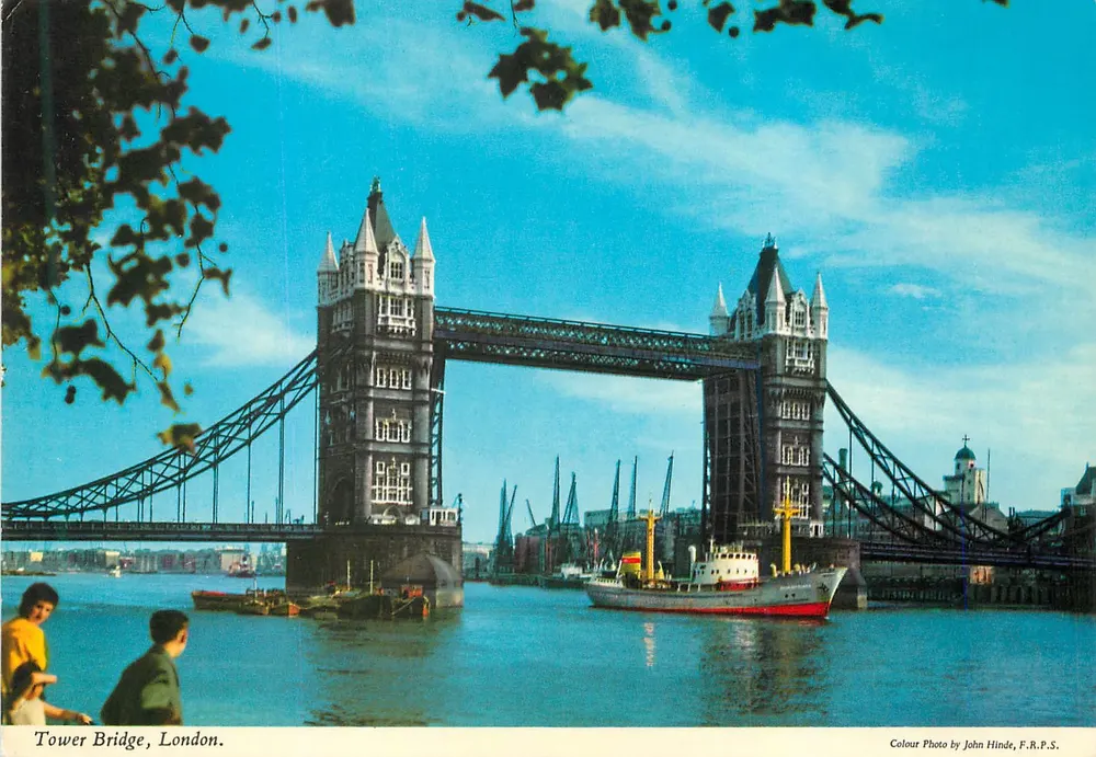 Tower Bridge, Londres — vista do ponte e do rio — foto colorida por John Hinde, F.R.P.S. - Frente