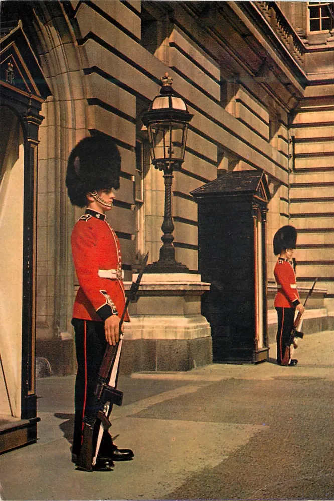 Wachtposten van de Ierse Guards in dienst bij het Paleis van Buckingham — J. Arthur Dixon — n° 667 - Voorkant