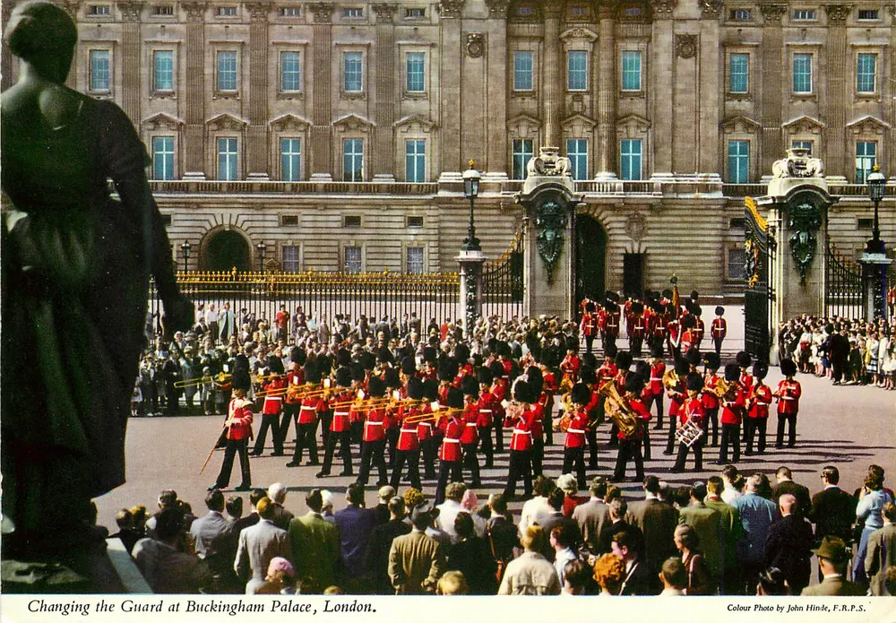 Changing the Guard at Buckingham Palace, London — Photographie couleur de John Hinde, F.R.P.S. - Recto