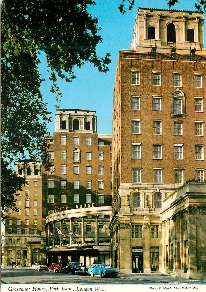 Grosvenor House, Park Lane, London W.1. — Photo E. Nägele, John Hinde Studios - Recto
