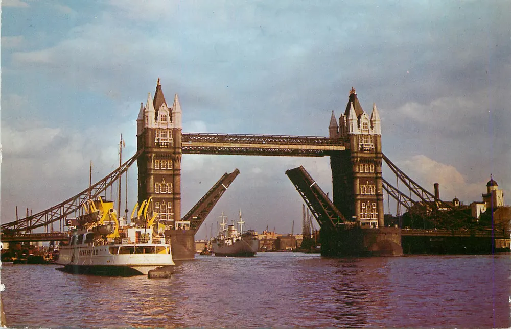 Tower Bridge, LONDON — abertura do ponte — editor The Photographic Greeting Card Co. Ltd. n°500 - Frente