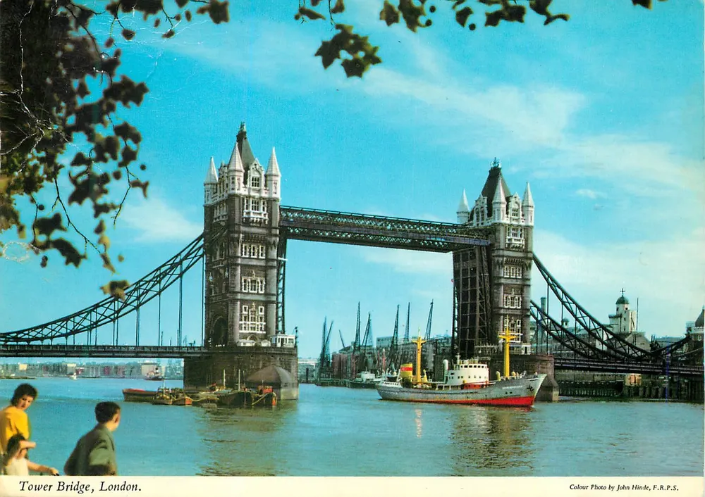 Tower Bridge, Londres — vista do rio com barco — foto colorida por John Hinde, F.R.P.S. - Frente