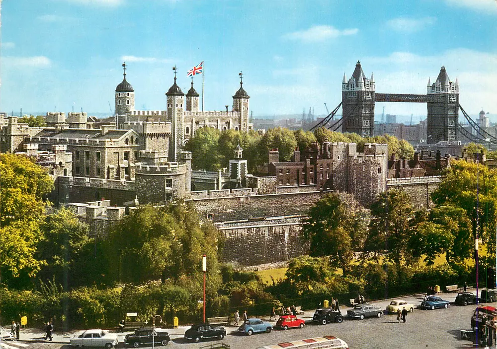 La Tour de Londres et la Tower Bridge — Photographie par John Hinde — Publié par John Hinde Limited - Recto