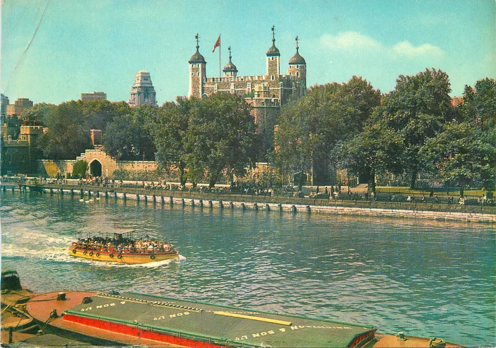 La Tour de Londres — vue du fleuve avec bateau touristique — éditeur A. V. FRY & Co. Ltd. n°2194 - Front
