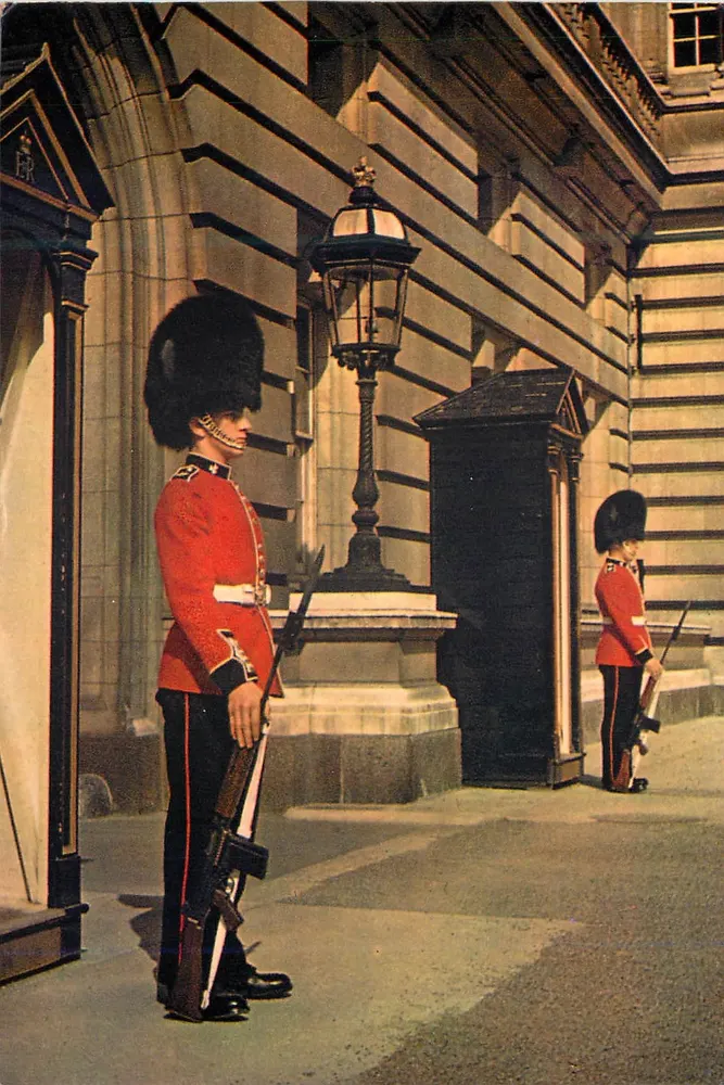 Sentinela dos Guardas Irlandeses em serviço no Palácio de Buckingham — J. Arthur Dixon Studios, n° 667 - Frente