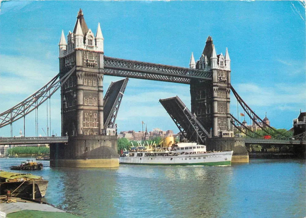 Tower Bridge, Londres — vista com barco — editor A. V. Fry & Co. Ltd. n°15 - Frente