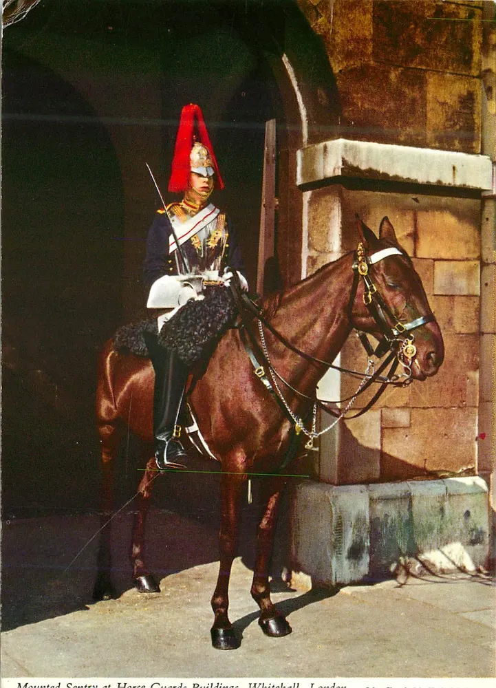 Guarda montado nos Edifícios dos Horse Guards, Whitehall, Londres — John Hinde, n° 2L10 - Frente