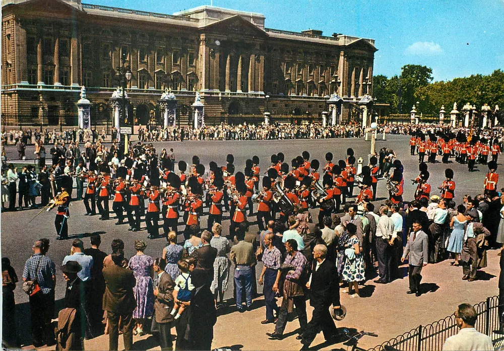 Guards Band Leaving Buckingham Palace, London — Verlag A. V. Fry & Co. Ltd. — N° 8923 - Vorderseite