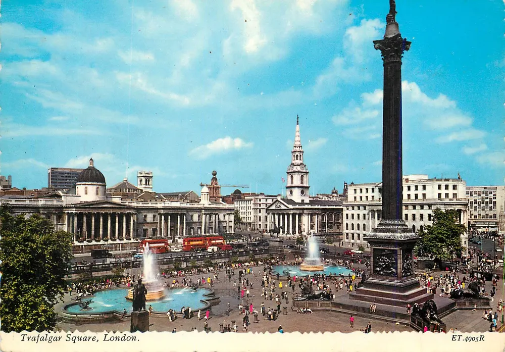 Trafalgar Square, Londres — vista panorâmica com a coluna Nelson — Valentine Printers & Publishers, n° ET.4905R - Frente