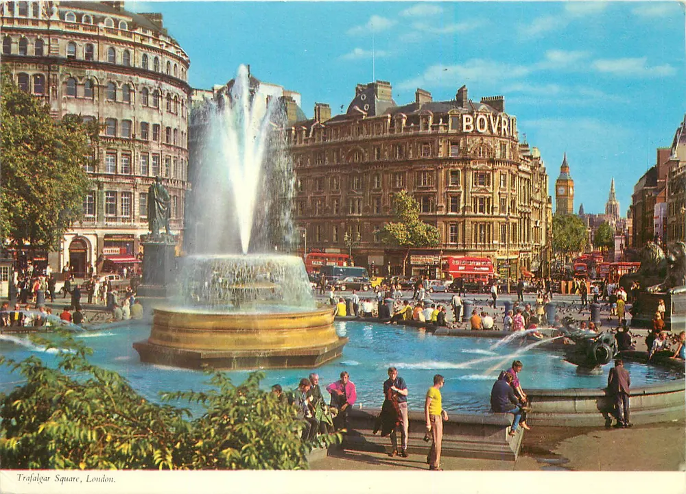 Trafalgar Square, Londres — view da fonte e da Coluna de Nelson — Published by I.V.P. Ltd. London England - Frente
