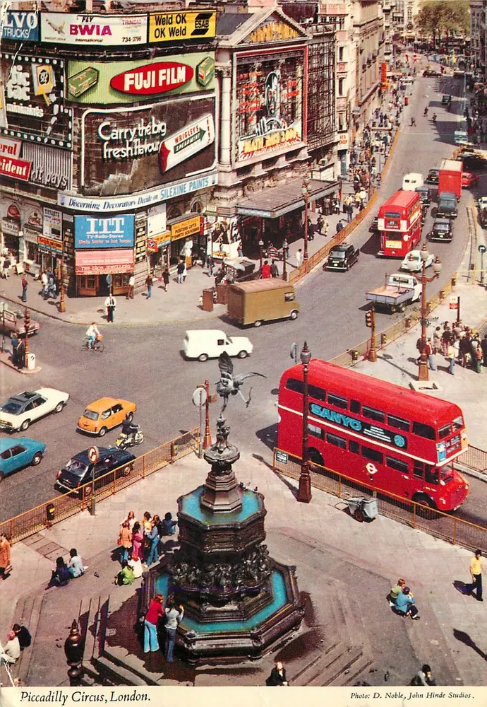 Piccadilly Circus, Londres — vista aérea — Foto: D. Noble, John Hinde Studios - Frente