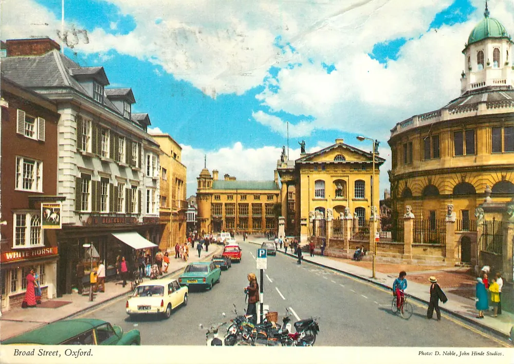 Broad Street, Oxford — vista da rua com o teatro Sheldonian e a livraria Blackwell — Foto D. Noble, John Hinde Studios - Frente