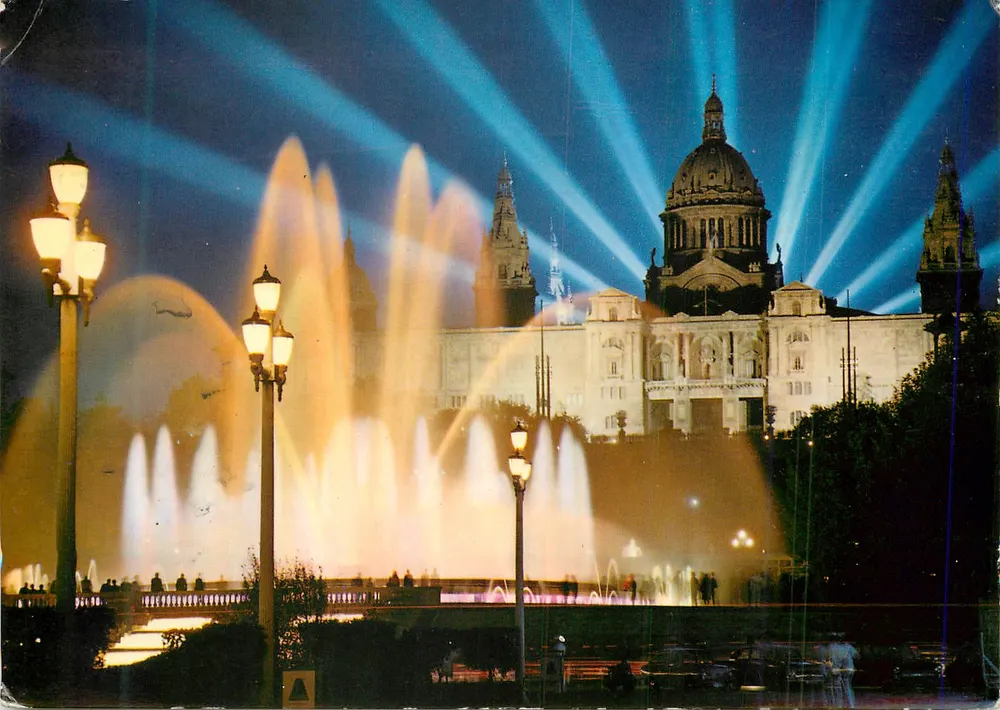 Fountain luminoise et Palacio Nacional — Jeux d'eaux et Palais National (Musée d'Art) — Photographie de Pelayo Color — Série II, N°11 - Recto