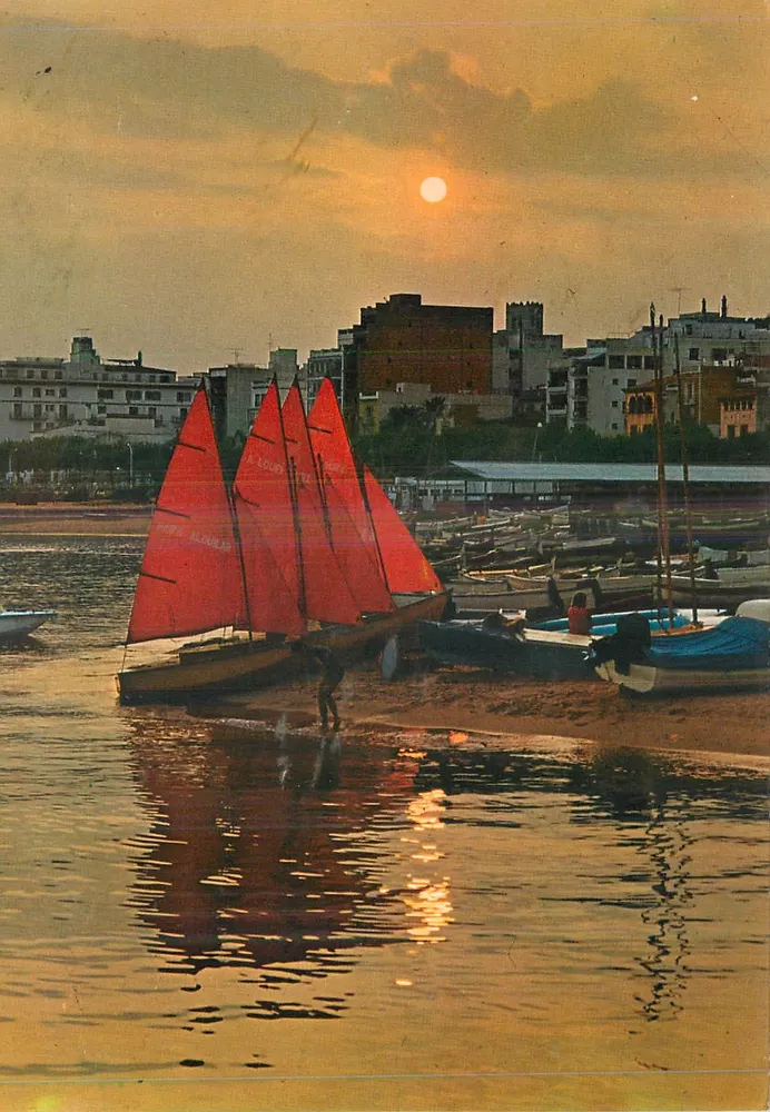 Embarcações com velas vermelhas — pôr do sol — Costa Brava n° 729 - Frente