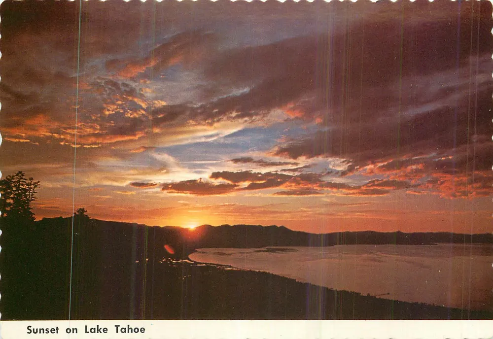 Pôr do sol no Lago Tahoe — Foto por Bradley Dicks — Pub. por Reno Tahoe Specialty, Inc., P.O. Box 451, Tahoe City, Calif. 95730 - Frente