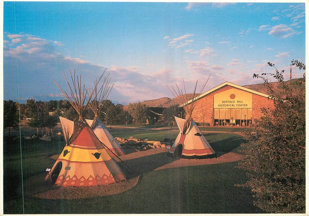 Buffalo Bill Historical Center — Cody, Wyoming — Galería Whitney de Arte del Oeste, Museo Plains Indian - Anverso