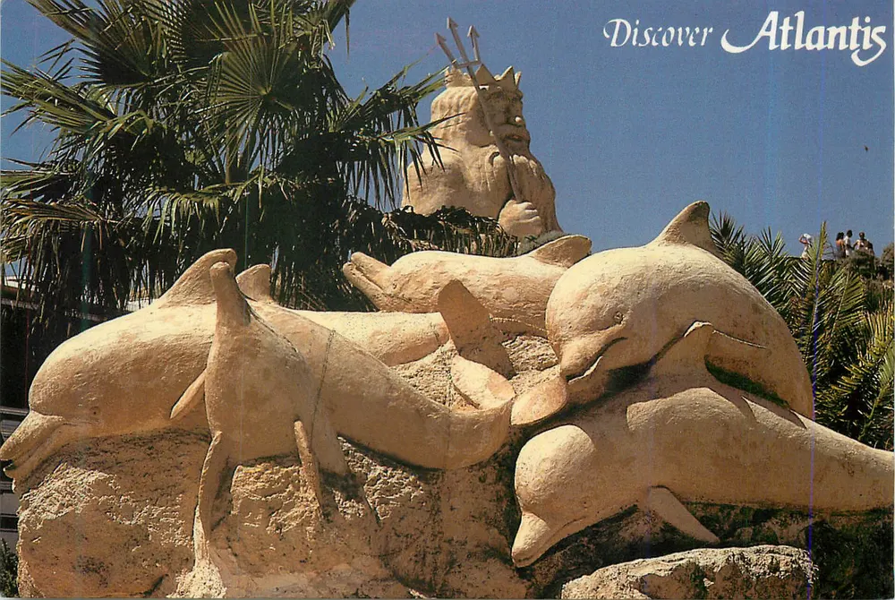 Escultura de Netuno e golfinhos — Atlantis Marine Park — Yanchep Sun City - Frente