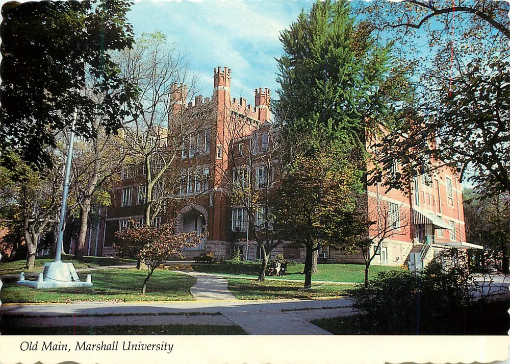 Old Main, Universidade Marshall — Huntington, West Virginia — Litho nos EUA por Appalachian Photo & Journalism Services, Inc. - Frente