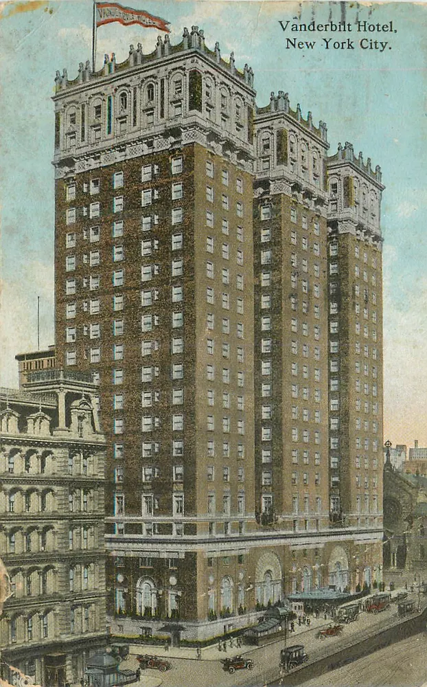 Vanderbilt Hotel, New York City — vue de l'édifice avec drapeau, éditeur THE AMERICAN ART PUBLISHING CO. NEW YORK CITY, n° R-34341 - Frente